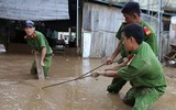 Công an dầm mình trong bùn lầy giúp người dân khắc phục hậu quả lũ lụt